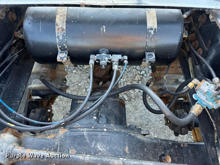 image for item DV1923 1995 Freightliner FLD112 semi truck