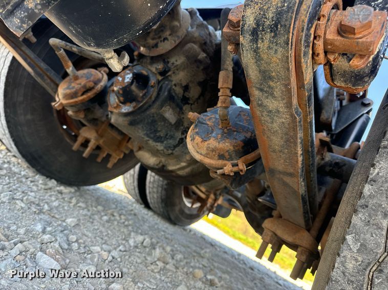 image for item DV1923 1995 Freightliner FLD112 semi truck