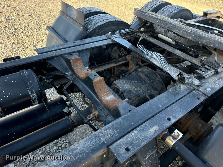 image for item DV1923 1995 Freightliner FLD112 semi truck