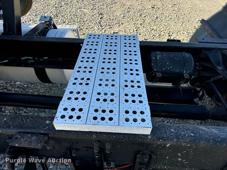 image for item DV1923 1995 Freightliner FLD112 semi truck