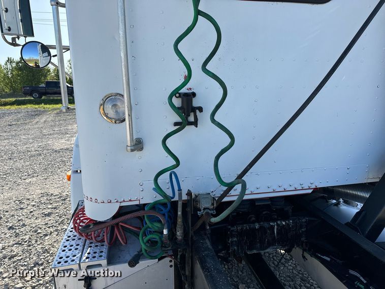 image for item DV1923 1995 Freightliner FLD112 semi truck