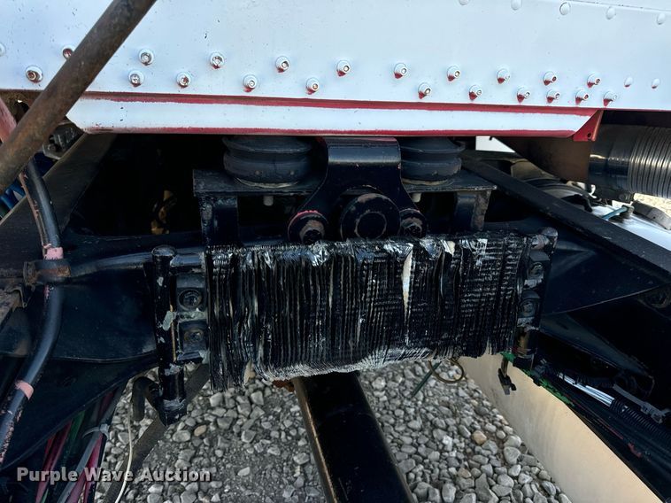 image for item DV1923 1995 Freightliner FLD112 semi truck