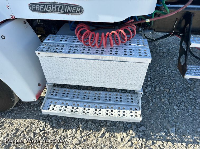 image for item DV1923 1995 Freightliner FLD112 semi truck