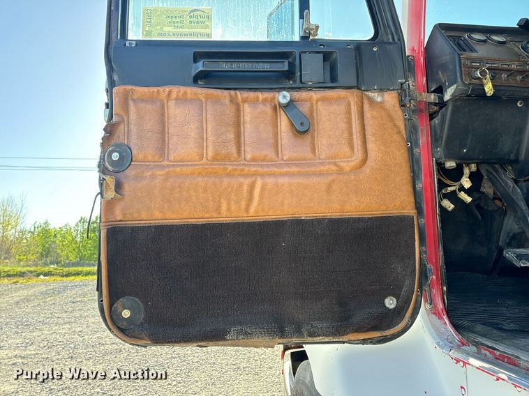 image for item DV1923 1995 Freightliner FLD112 semi truck