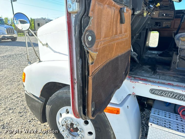 image for item DV1923 1995 Freightliner FLD112 semi truck