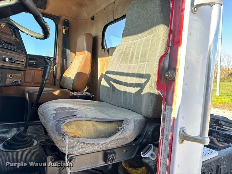 image for item DV1923 1995 Freightliner FLD112 semi truck