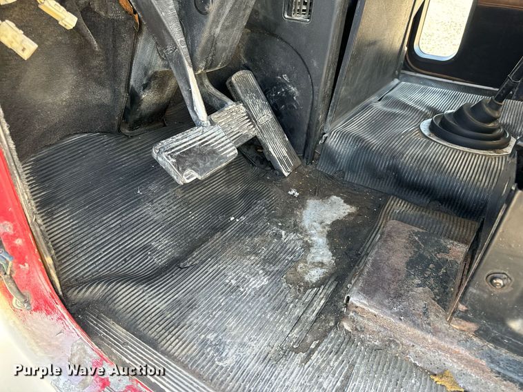 image for item DV1923 1995 Freightliner FLD112 semi truck