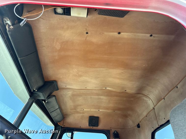 image for item DV1923 1995 Freightliner FLD112 semi truck