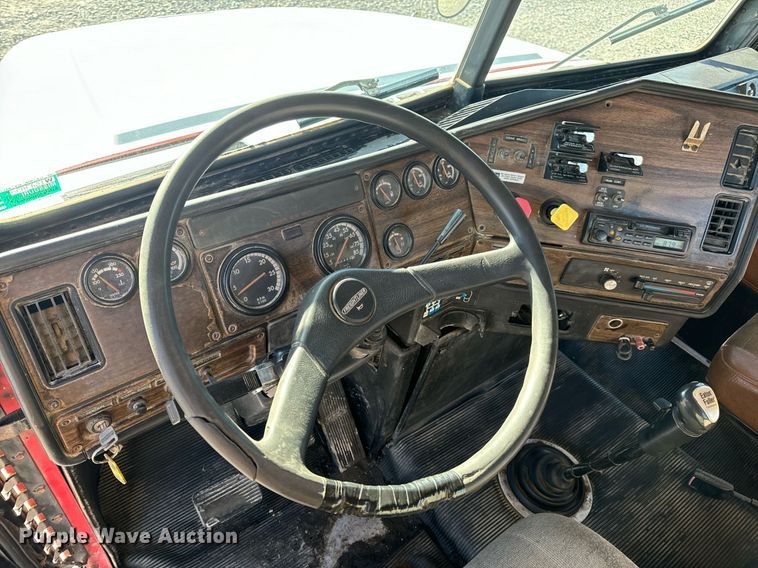 image for item DV1923 1995 Freightliner FLD112 semi truck