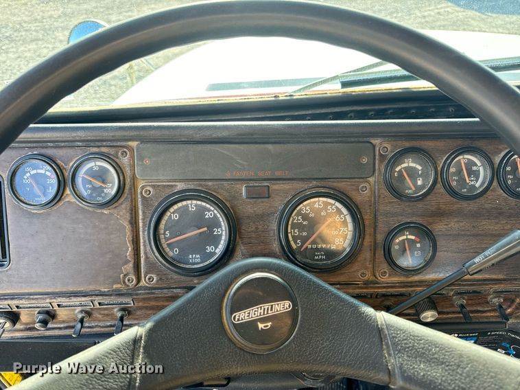 image for item DV1923 1995 Freightliner FLD112 semi truck