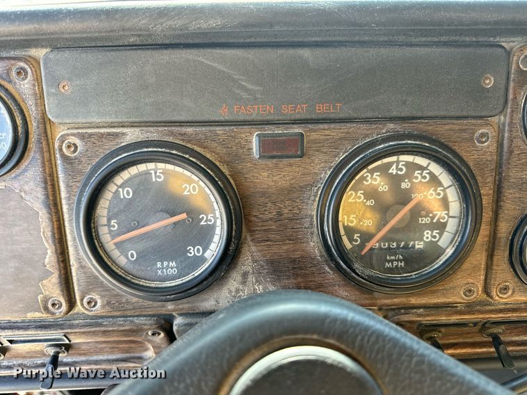 image for item DV1923 1995 Freightliner FLD112 semi truck