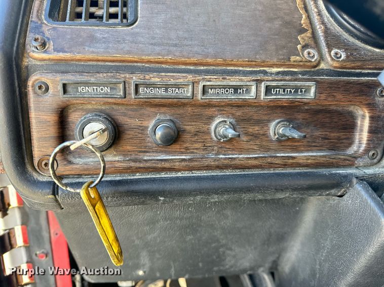 image for item DV1923 1995 Freightliner FLD112 semi truck