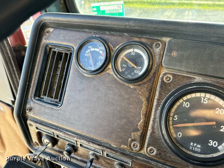 image for item DV1923 1995 Freightliner FLD112 semi truck