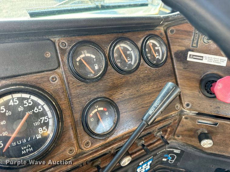 image for item DV1923 1995 Freightliner FLD112 semi truck