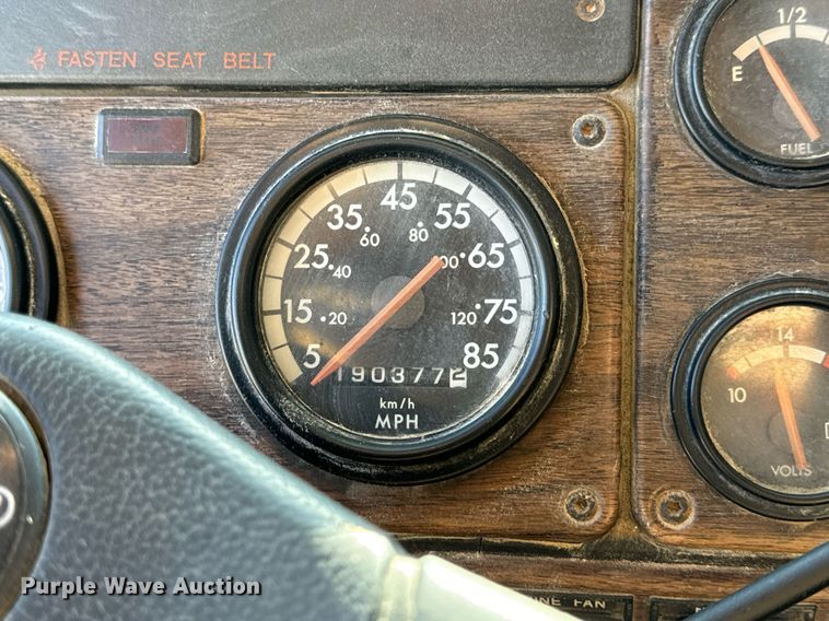 image for item DV1923 1995 Freightliner FLD112 semi truck