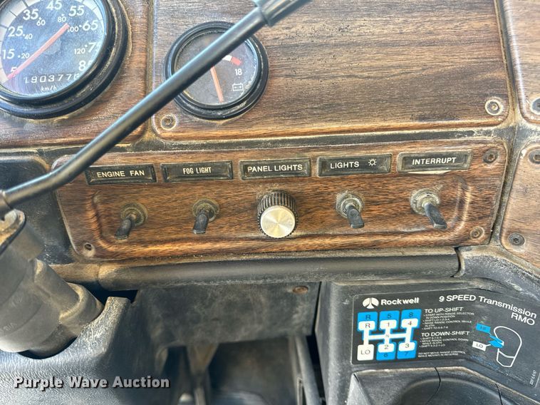 image for item DV1923 1995 Freightliner FLD112 semi truck