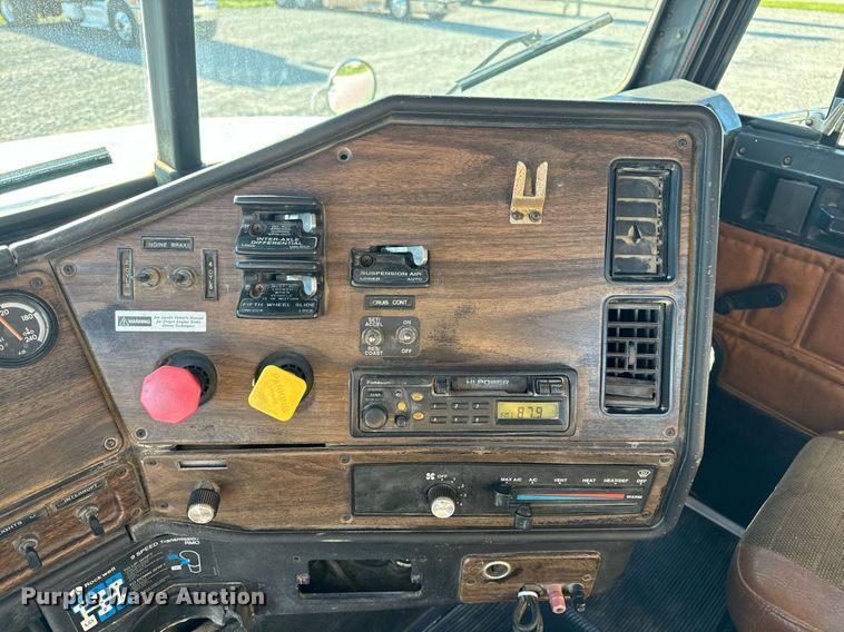 image for item DV1923 1995 Freightliner FLD112 semi truck
