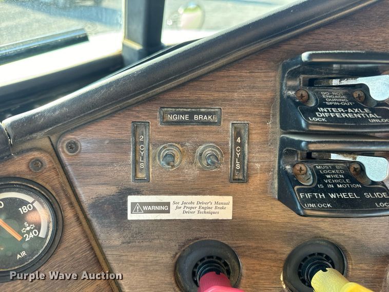 image for item DV1923 1995 Freightliner FLD112 semi truck