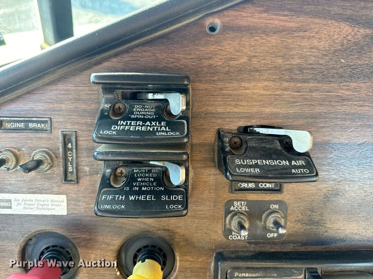 image for item DV1923 1995 Freightliner FLD112 semi truck