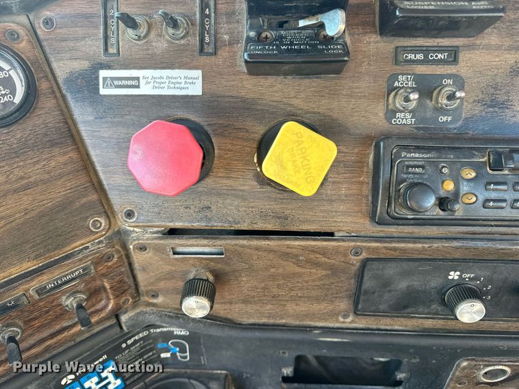 image for item DV1923 1995 Freightliner FLD112 semi truck