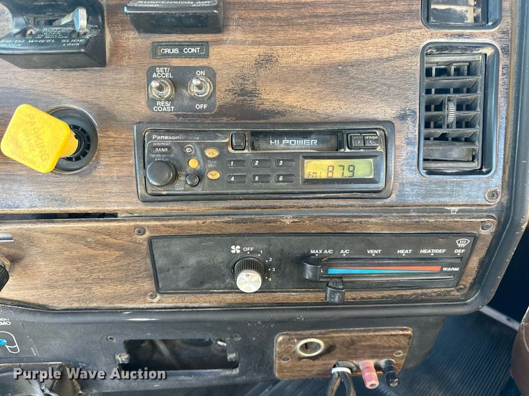 image for item DV1923 1995 Freightliner FLD112 semi truck