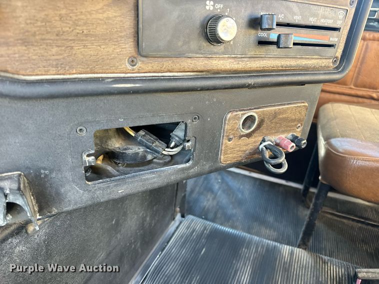 image for item DV1923 1995 Freightliner FLD112 semi truck