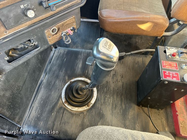 image for item DV1923 1995 Freightliner FLD112 semi truck