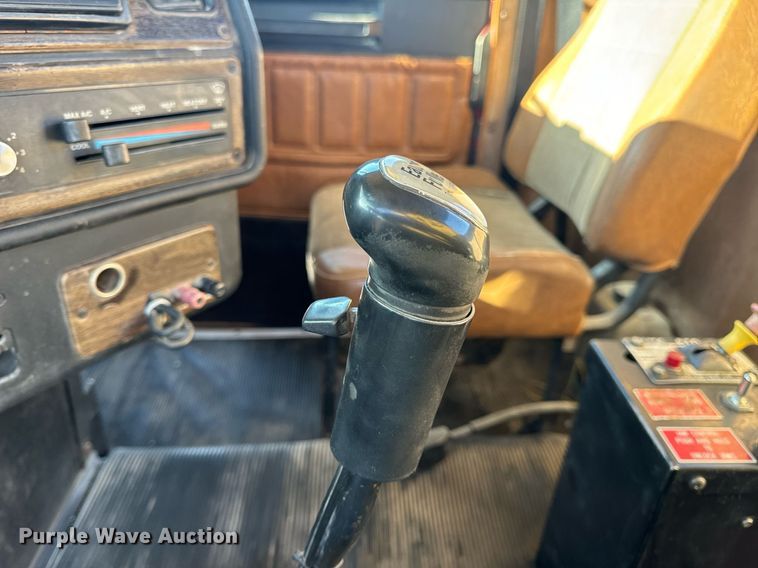 image for item DV1923 1995 Freightliner FLD112 semi truck