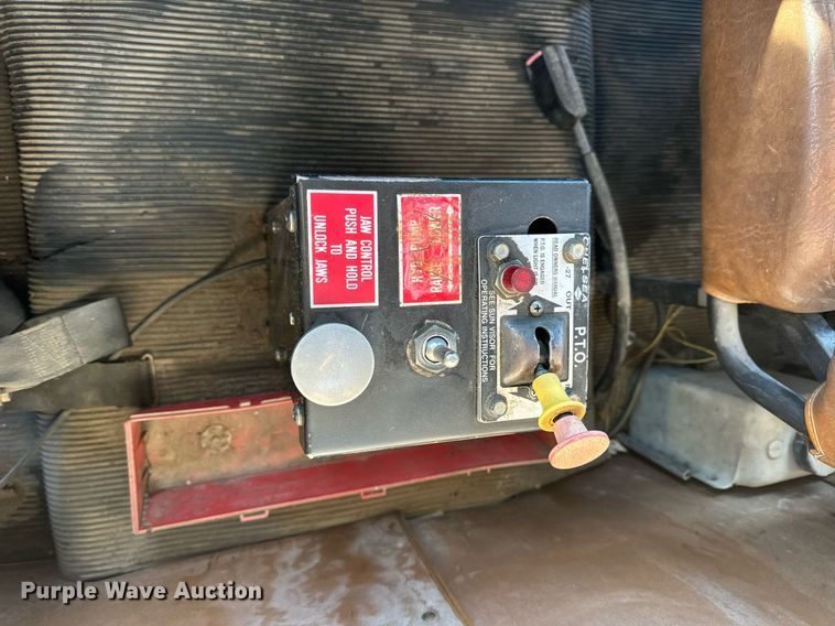 image for item DV1923 1995 Freightliner FLD112 semi truck