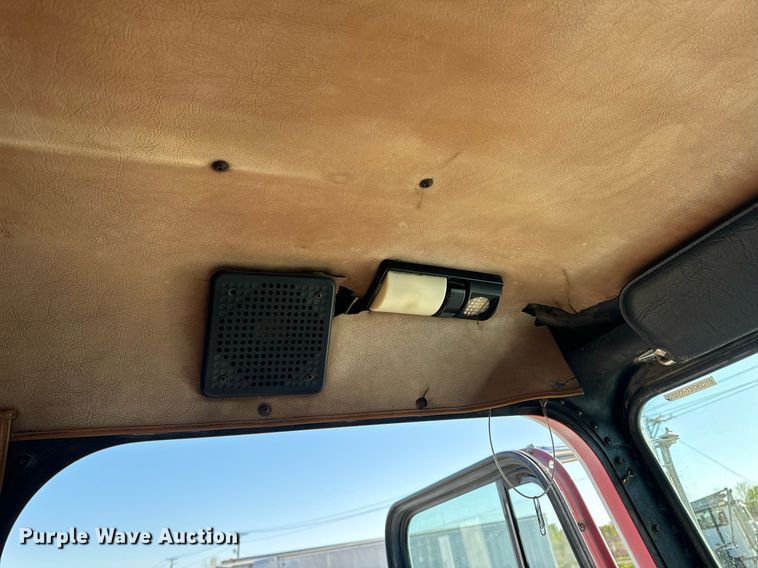 image for item DV1923 1995 Freightliner FLD112 semi truck