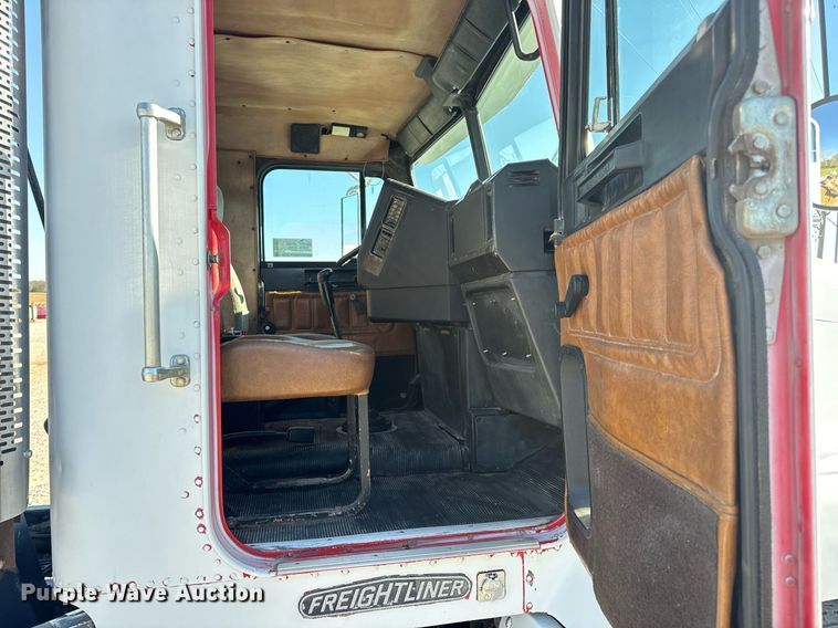 image for item DV1923 1995 Freightliner FLD112 semi truck