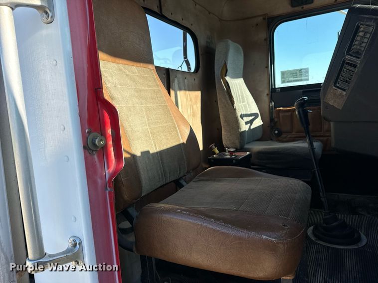 image for item DV1923 1995 Freightliner FLD112 semi truck