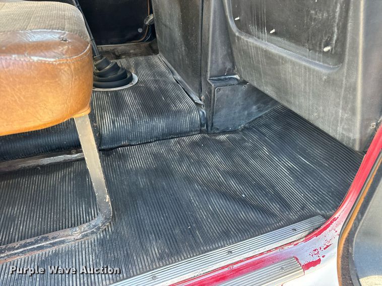 image for item DV1923 1995 Freightliner FLD112 semi truck