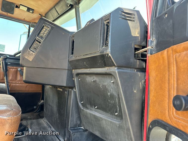 image for item DV1923 1995 Freightliner FLD112 semi truck