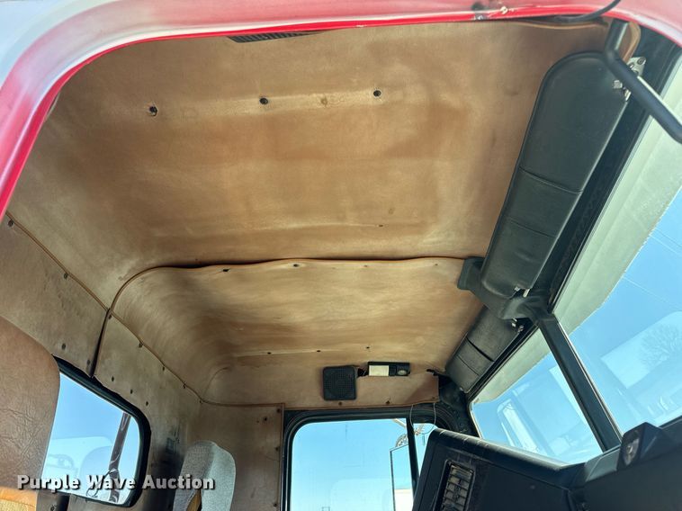 image for item DV1923 1995 Freightliner FLD112 semi truck