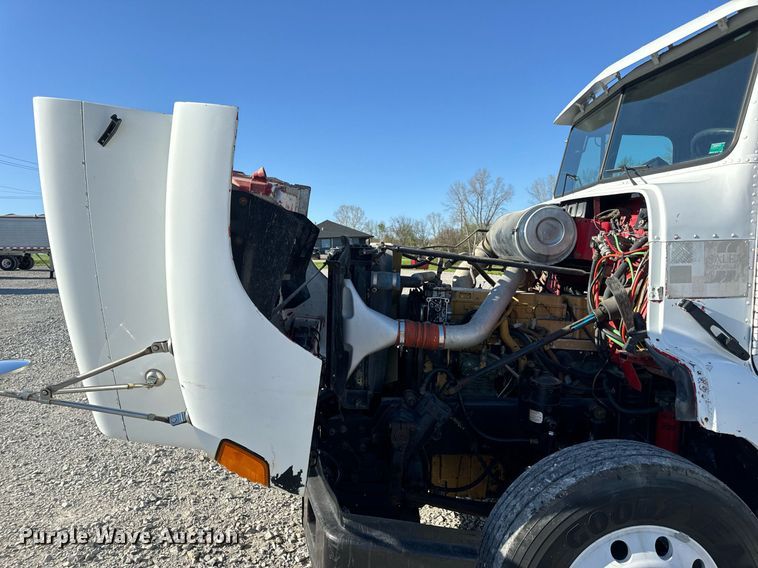 image for item DV1923 1995 Freightliner FLD112 semi truck