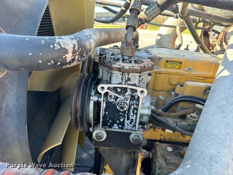 image for item DV1923 1995 Freightliner FLD112 semi truck