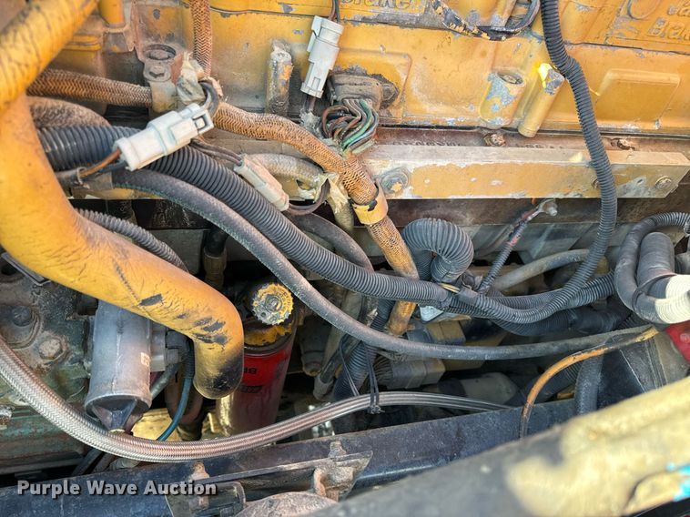 image for item DV1923 1995 Freightliner FLD112 semi truck