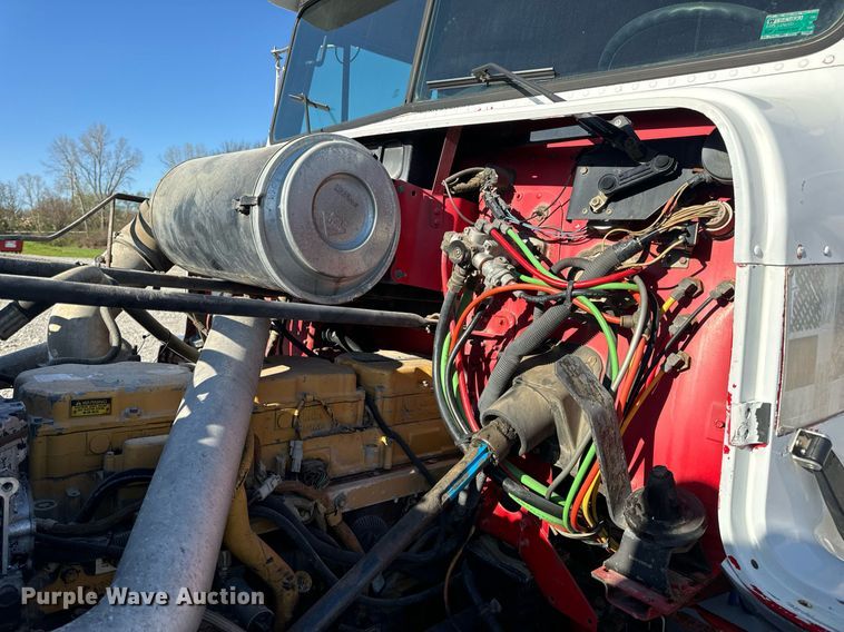 image for item DV1923 1995 Freightliner FLD112 semi truck