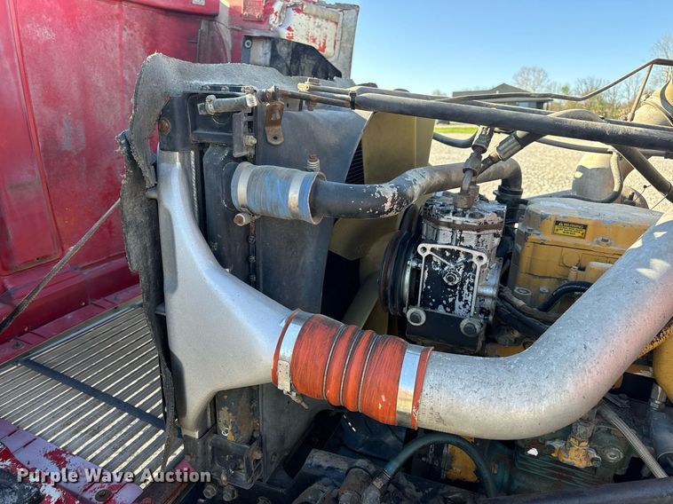 image for item DV1923 1995 Freightliner FLD112 semi truck