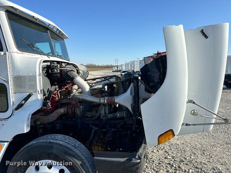 image for item DV1923 1995 Freightliner FLD112 semi truck