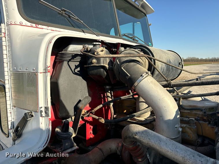 image for item DV1923 1995 Freightliner FLD112 semi truck