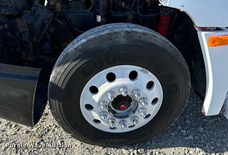 image for item DV1923 1995 Freightliner FLD112 semi truck