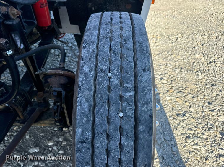 image for item DV1923 1995 Freightliner FLD112 semi truck