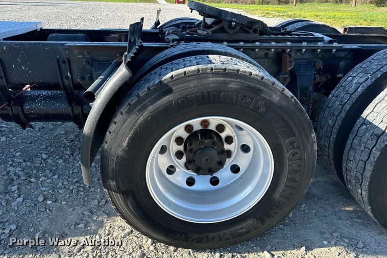 image for item DV1923 1995 Freightliner FLD112 semi truck