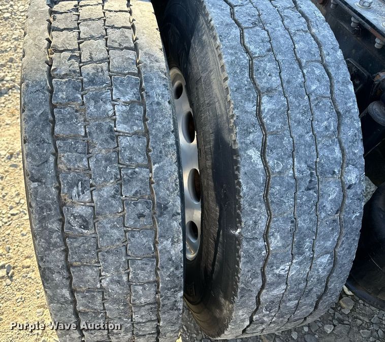 image for item DV1923 1995 Freightliner FLD112 semi truck