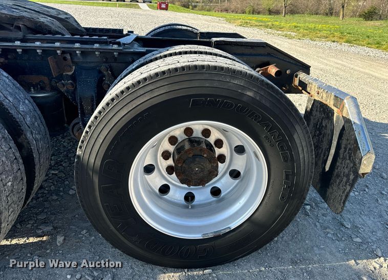 image for item DV1923 1995 Freightliner FLD112 semi truck