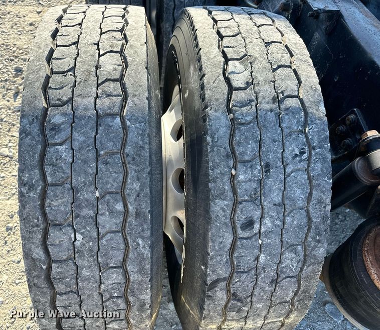 image for item DV1923 1995 Freightliner FLD112 semi truck