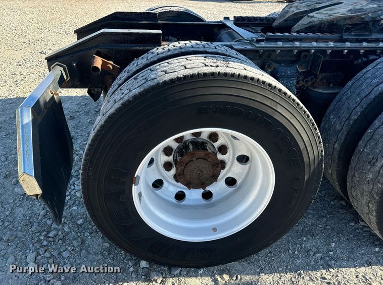 image for item DV1923 1995 Freightliner FLD112 semi truck