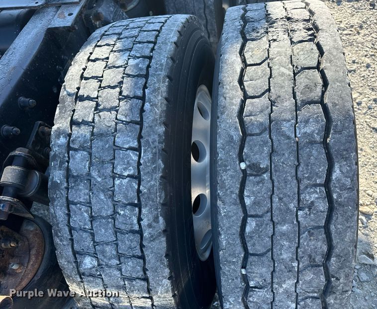 image for item DV1923 1995 Freightliner FLD112 semi truck